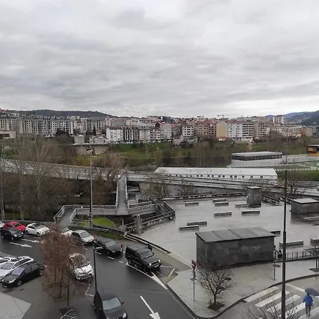 Con Vistas Al Puente Del Milenio Y Plaza De Garaje
