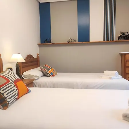 Con Vistas Al Puente Del Milenio Y Plaza De Garaje Apartamento Ourense