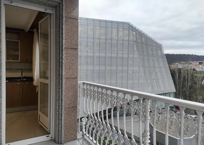 Con Vistas Al Puente Del Milenio Y Plaza De Garaje Ourense